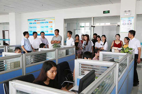 热烈欢迎枣庄科技职业学院优秀毕业生到集团参观实习